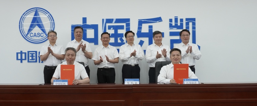 中國(guó)樂(lè)凱與宿遷市簽訂合作協(xié)議 侯景濱、李東會(huì)見(jiàn)宿遷市委書(shū)記陳忠偉并共同見(jiàn)證簽約
